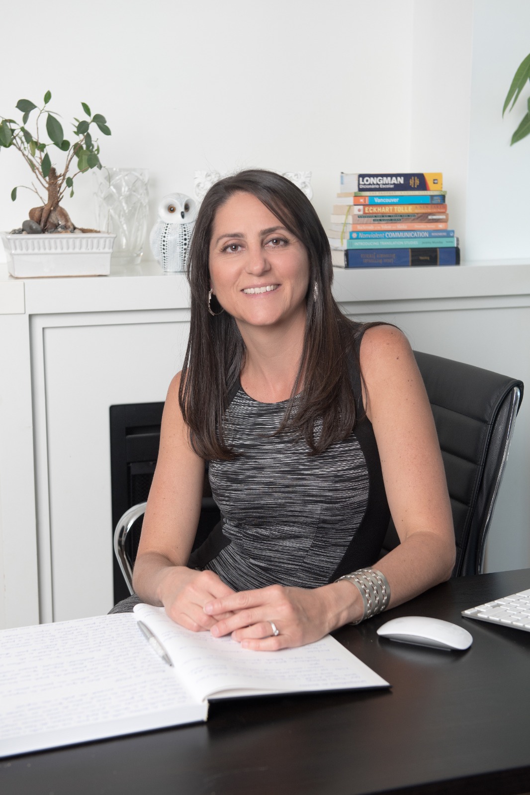 Evelise Penha em seu escritório de consultoria de imigração